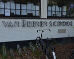 Ook handgesmeed is de naam van de school.
<br/>
Richard Keijzer, 2014-03-13